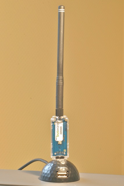 Lambda/2 whip antenna