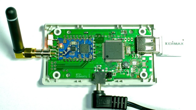 Device with rod antenna, connected next to a WLAN router